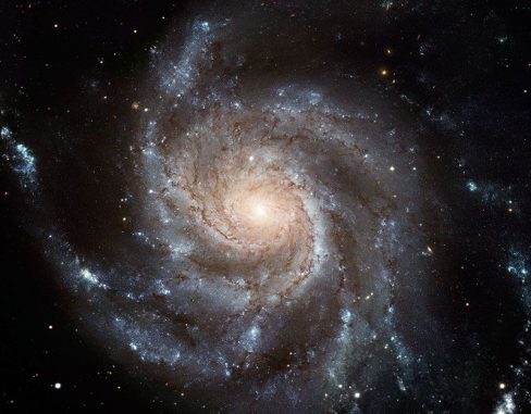 Die Feuerrad-Galaxie M101 (NASA, ESA, K. Kuntz (JHU), F. Bresolin (University of Hawaii), J. Trauger (Jet Propulsion Lab), J. Mould (NOAO), Y.-H. Chu (University of Illinois, Urbana), and STScI)