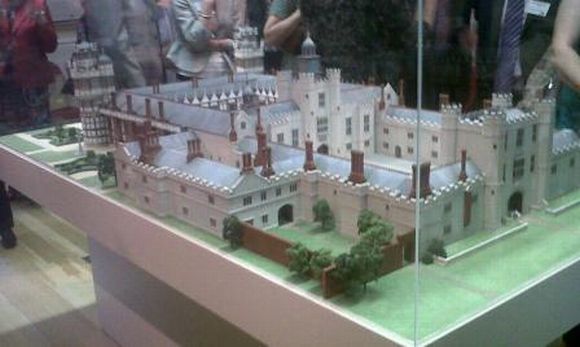 Das Modell von Nonsuch Palace (cheam.mycouncillor.org.uk)