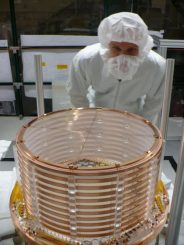 Ein sehr sauberer Knut Skarpaas, SLAC-Ingenieur, mit einer Hälfte des EXO-200-Detektors (Photo courtesy of the EXO Collaboration)