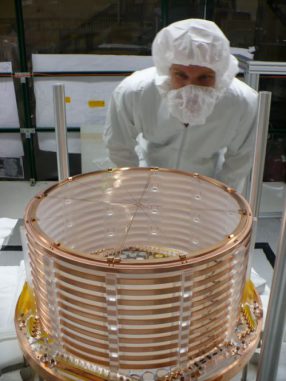 Ein sehr sauberer Knut Skarpaas, SLAC-Ingenieur, mit einer Hälfte des EXO-200-Detektors (Photo courtesy of the EXO Collaboration) Ein sehr sauberer Knut Skarpaas, SLAC-Ingenieur, mit einer Hälfte des EXO-200-Detektors (Photo courtesy of the EXO Collaboration)