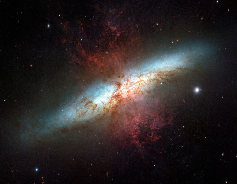 Wolken aus leuchtendem Wasserstoffgas werden aus dem Zentrum von M82 herausgeschleudert. Dieses Mosaik aus sechs Einzelaufnahmen machte das Hubble-Teleskop im Jahr 2005; es ist die bislang detailreichste Aufnahme der kompletten Galaxie. (NASA, ESA, and The Hubble Heritage Team (STScI / AURA))