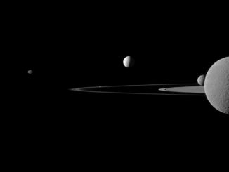 Fünf Saturnmonde auf einem Bild, aufgenommen von der Raumsonde Cassini (NASA / JPL-Caltech / Space Science Institute)