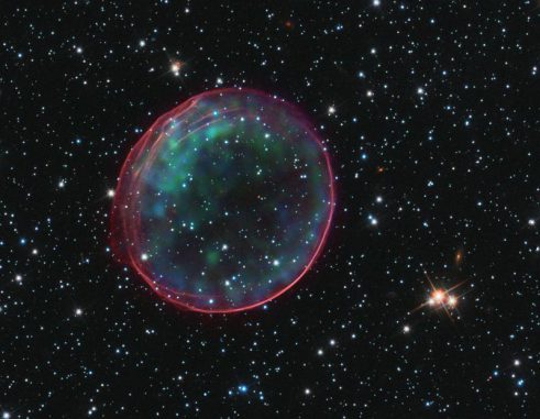 Der Supernova-Überrest SNR B0509-67.5 (NASA, ESA, the Hubble Heritage Team (STScI / AURA), and NASA / CXC / SAO / J. Hughes) Der Supernova-Überrest SNR B0509-67.5 (NASA, ESA, the Hubble Heritage Team (STScI / AURA), and NASA / CXC / SAO / J. Hughes)