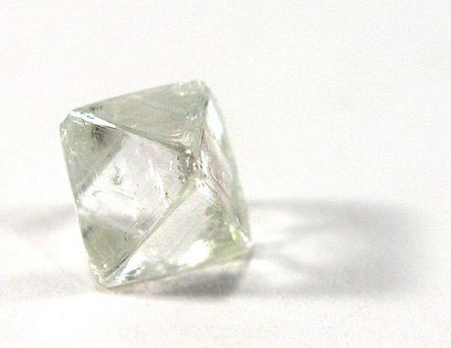 Ungeschliffener Diamant, ein Kohlenstoff-Allotrop (Rob Lavinsky / iRocks.com)