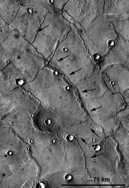 THEMIS-Infrarotaufnahme einer Rille in Hesperia Planum (ASU / NASA /JPL)