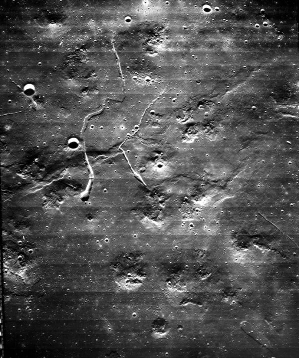 Lunar Orbiter 5 machte diese Aufnahme des Plateaus west-nordwestlich des Kraters Marius auf dem Mond (NASA).