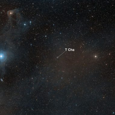 Weitfeldansicht des Himmels um den jungen Stern T Cha. (ESO and Digitized Sky Survey 2. Acknowledgment: Davide De Martin)