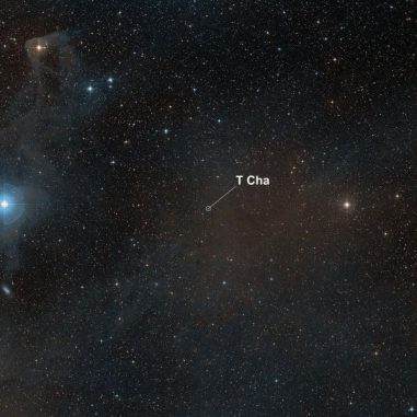 Weitfeldansicht des Himmels um den jungen Stern T Cha. (ESO and Digitized Sky Survey 2. Acknowledgment: Davide De Martin) Weitfeldansicht des Himmels um den jungen Stern T Cha. (ESO and Digitized Sky Survey 2. Acknowledgment: Davide De Martin)