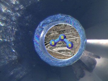 Illustration des S3-Moleküls in einer Diamantstempelzelle. (Copyright Pokrovski & Dubrovinsky)