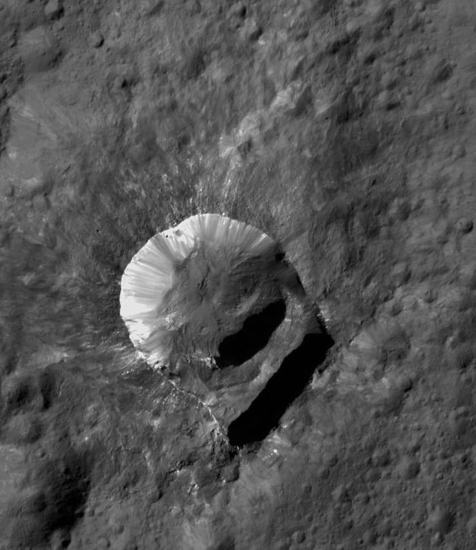 Der Krater Oxo. (NASA / JPL-Caltech / UCLA / MPS / DLR / IDA / PSI)