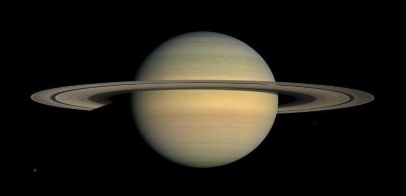 Saturns relativ homogenes Erscheinungsbild in natürlichen Farben (Courtesy of NASA / JPL / Space Science Institute)