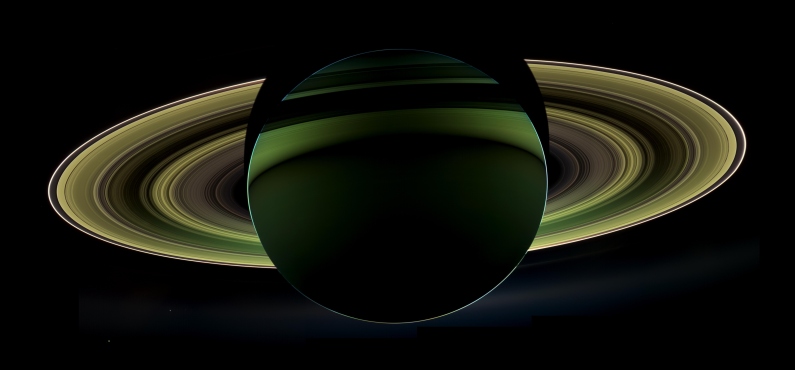 Farbveränderte Ansicht von Saturn und seinen Ringen (NASA / JPL-Caltech / Space Science Institute)
