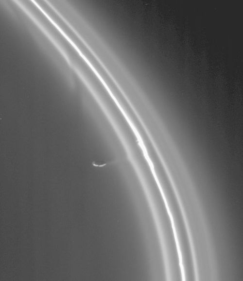 Prometheus begleitet Saturns F-Ring (Courtesy of NASA / JPL-Caltech)
