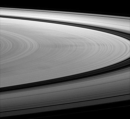 Dunkle, radial verlaufende Speichen auf dem B-Ring (Courtesy of NASA / JPL / Space Science Institute)