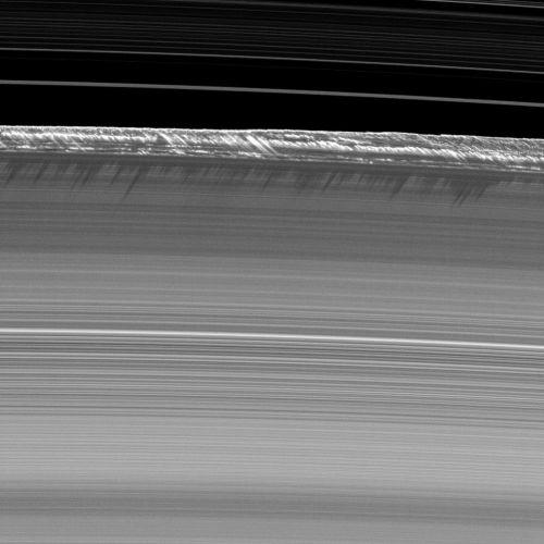 Vertikale Strukturen am äußeren B-Ring (Courtesy of NASA / JPL / Space Science Institute)