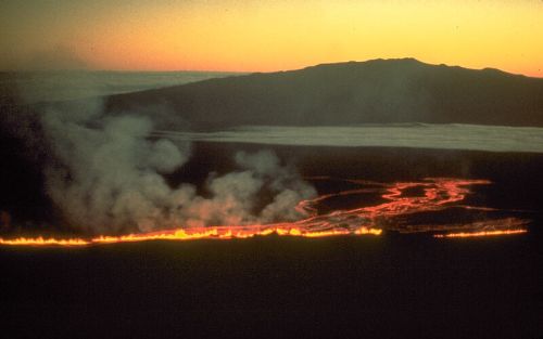 Der Schildvulkan Mauna Kea auf Hawaii (Courtesy of D.W. Peterson / USGS)