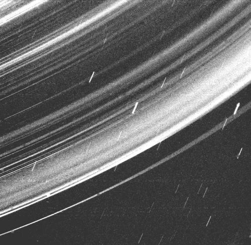 Die Uranusringe, aufgenommen von der Raumsonde Voyager 2 (NASA / JPL)