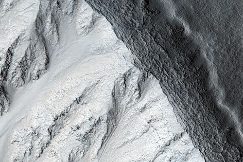 Nahaufnahme vom Kraterrand (Courtesy of NASA / JPL / Univ. of Arizona)