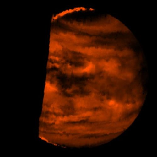 Oben: Diese beiden Bilder stammen ebenfalls von der Raumsonde Galileo. Sie wurden am 10. Februar 1990 aus einer Entfernung von etwa 100.000 Kilometern gemacht.(Courtesy of NASA / JPL)