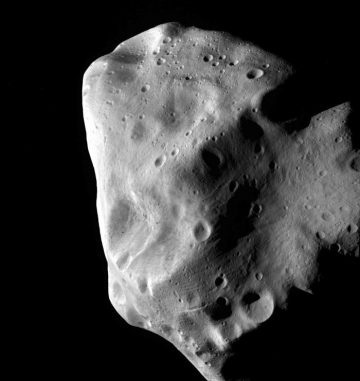 Die ESA-Raumsonde Rosetta machte diese Aufnahme des Asteroiden Lutetia im Juli 2010 während ihrer engsten Annäherung. (ESA 2010 MPS for OSIRIS Team MPS / UPD / LAM / IAA / RSSD / INTA / UPM / DASP / IDA)