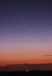 Der Komet C/2011 L4 (PANSTARRS), aufgenommen vom Mount Dale in Western Australia. Die Lichter am Horizont stammen von der Stadt Armadale, die südöstlich von Perth liegt. (Astronomy Education Services / Gingin Observatory)