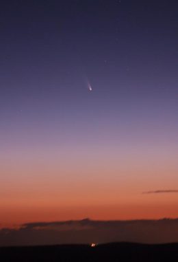 Der Komet C/2011 L4 (PANSTARRS), aufgenommen vom Mount Dale in Western Australia. Die Lichter am Horizont stammen von der Stadt Armadale, die südöstlich von Perth liegt. (Astronomy Education Services / Gingin Observatory)