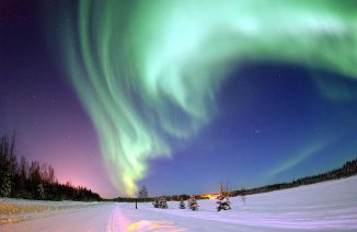 Aurora Borealis über Bear Lake, Alaska, USA. (Joshua Strang, USAF)