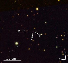 Infrarotaufnahme des Dreifach-Quasarsystems QQQ J1519+0627. Die drei Quasare sind mit A, B und C gekennzeichnet. (Emanuele Paolo Farina)