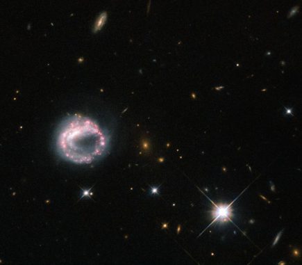 Die ungewöhnliche Ringgalaxie Zw II 28, aufgenommen vom Weltraumteleskop Hubble. (ESA / Hubble & NASA, Acknowledgement: Judy Schmidt) Die ungewöhnliche Ringgalaxie Zw II 28, aufgenommen vom Weltraumteleskop Hubble. (ESA / Hubble & NASA, Acknowledgement: Judy Schmidt)