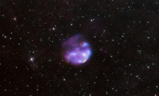 Dieses Kompositbild des Supernova-Überrests G306.3-0.9 vereinigt Chandra-Beobachtungen (blau), Infrarotdaten des Spitzer Space Telescope (rot, cyan) und Radiobeobachtungen des Australia Telescope Compact Array (violett). (X-ray: NASA / CXC / Univ. of Michigan / M. Reynolds et al; Infrared: NASA / JPL-Caltech; Radio: CSIRO / ATNF / ATCA)