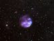 Dieses Kompositbild des Supernova-Überrests G306.3-0.9 vereinigt Chandra-Beobachtungen (blau), Infrarotdaten des Spitzer Space Telescope (rot, cyan) und Radiobeobachtungen des Australia Telescope Compact Array (violett). (X-ray: NASA / CXC / Univ. of Michigan / M. Reynolds et al; Infrared: NASA / JPL-Caltech; Radio: CSIRO / ATNF / ATCA)