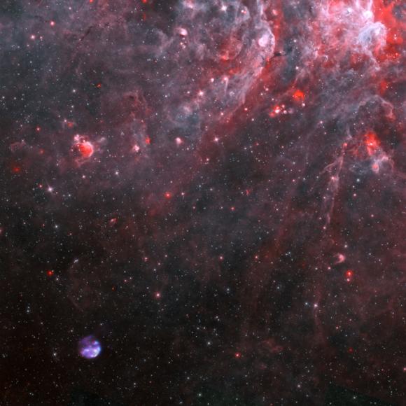 Der Supernova-Überrest G306.2-0.9 und seine Umgebung im Sternbild Zentaur. Die Chandra-Daten sind blau, Spitzers Infrarotdaten sind rot und cyan und Radiodaten des Australia Telescope Compact Array sind violett dargestellt. (X-ray: NASA / CXC / Univ. of Michigan / M. Reynolds et al; Infrared: NASA / JPL-Caltech; Radio: CSIRO / ATNF / ATCA)