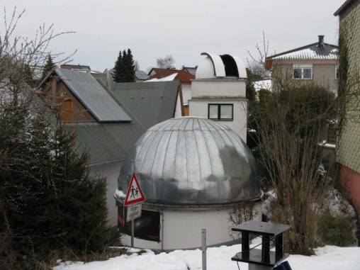 Die Sternwarte Sessenbach. Im Vordergrund das kuppelförmige Planetarium, links dahinter die Plattform mit dem verschiebbaren Dach und hinten rechts der Kuppelturm mit dem stärksten Teleskop. (astropage.eu)