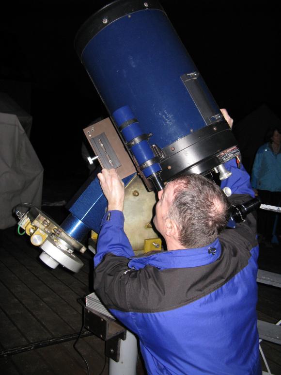 Herr Völkel in seinem Element. Hier richtet er eines seiner Instrumente auf den Jupiter aus. (astropage.eu)