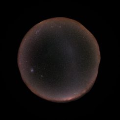 Der extrem schwer zu beobachtende Gegenschein, hier aufgenommen mit einem Fischaugen-Objektiv am Paranal-Observatorium der Europäischen Südsternwarte in Chile. (ESO / Stéphane Guisard (www.eso.org/~sguisard))