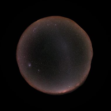 Der extrem schwer zu beobachtende Gegenschein, hier aufgenommen mit einem Fischaugen-Objektiv am Paranal-Observatorium der Europäischen Südsternwarte in Chile. (ESO / Stéphane Guisard (www.eso.org/~sguisard)) Der extrem schwer zu beobachtende Gegenschein, hier aufgenommen mit einem Fischaugen-Objektiv am Paranal-Observatorium der Europäischen Südsternwarte in Chile. (ESO / Stéphane Guisard (www.eso.org/~sguisard))