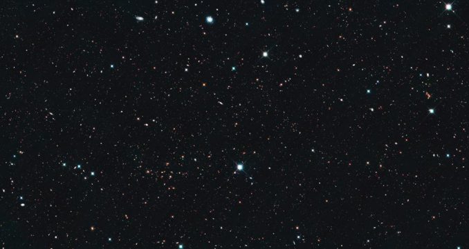 Hubble-Aufnahme einer Region mit zahlreichen entfernten Galaxien. Das CANDELS-Projekt hat diese und andere Daten verwendet, um die Entstehung und Entwicklung der Galaxien im frühen Universum zu untersuchen. (NASA / Hubble)