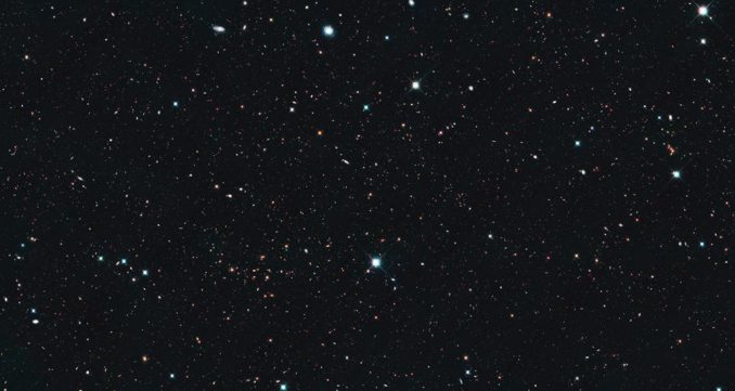 Hubble-Aufnahme einer Region mit zahlreichen entfernten Galaxien. Das CANDELS-Projekt hat diese und andere Daten verwendet, um die Entstehung und Entwicklung der Galaxien im frühen Universum zu untersuchen. (NASA / Hubble) Hubble-Aufnahme einer Region mit zahlreichen entfernten Galaxien. Das CANDELS-Projekt hat diese und andere Daten verwendet, um die Entstehung und Entwicklung der Galaxien im frühen Universum zu untersuchen. (NASA / Hubble)