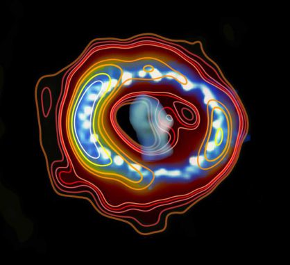 Die aus den Radiodaten abgeleiteten Konturen der Radioemissionen in Kombination mit einem optischen Bild des Supernova-Überrests 1987A, das vom Weltraumteleskop Hubble gemacht wurde. (ICRAR (radio contours) and Hubble (image)) Die aus den Radiodaten abgeleiteten Konturen der Radioemissionen in Kombination mit einem optischen Bild des Supernova-Überrests 1987A, das vom Weltraumteleskop Hubble gemacht wurde. (ICRAR (radio contours) and Hubble (image))