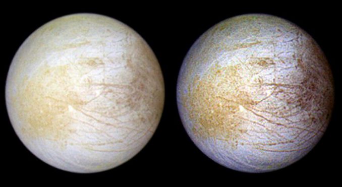 Der Jupitermond Europa in natürlichen Farben (links) und einer bearbeiteten Version (rechts), die verschiedene Strukturen auf seiner Oberfläche besser hervorhebt. Die hellweißen und leicht bläulichen Gebiete bestehen hauptsächlich aus Wassereis. In den gelblichen und bräunlichen Regionen gibt es höhere Anteile hydratisierter Salze und bislang noch unbekannter Komponenten. (NASA / JPL / University of Arizona)
