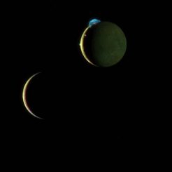 Die Jupitermonde Europa (links) und Io (rechts). Auf Io sind mehrere Orte vulkanischer Aktivität zu erkennen. Die auffällige Wolke in der 11-Uhr-Position stammt von dem Vulkan Tvashtar und ist 300 Kilometer hoch. (NASA / Johns Hopkins University Applied Physics Laboratory / Southwest Research Institute)