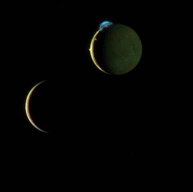 Die Jupitermonde Europa (links) und Io (rechts). Auf Io sind mehrere Orte vulkanischer Aktivität zu erkennen. Die auffällige Wolke in der 11-Uhr-Position stammt von dem Vulkan Tvashtar und ist 300 Kilometer hoch. (NASA / Johns Hopkins University Applied Physics Laboratory / Southwest Research Institute) Die Jupitermonde Europa (links) und Io (rechts). Auf Io sind mehrere Orte vulkanischer Aktivität zu erkennen. Die auffällige Wolke in der 11-Uhr-Position stammt von dem Vulkan Tvashtar und ist 300 Kilometer hoch. (NASA / Johns Hopkins University Applied Physics Laboratory / Southwest Research Institute)