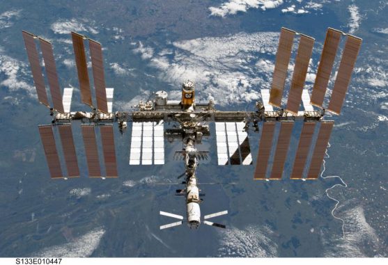 Die Internationale Raumstation ISS am 7. März 2011, fotografiert von Bord des Space Shuttle Discovery. (NASA)