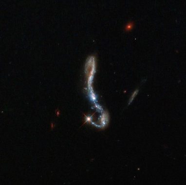 Die Starburst-Galaxie J082354.96+280621.6, aufgenommen vom Weltraumteleskop Hubble. (ESA / Hubble & NASA, M. Hayes) Die Starburst-Galaxie J082354.96+280621.6, aufgenommen vom Weltraumteleskop Hubble. (ESA / Hubble & NASA, M. Hayes)