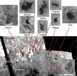 Mit Hilfe der Cassini-Beobachtungen wurden drei kleine neue Seen auf Titan entdeckt: Freeman, Cardiel und ein See, der momentan noch als VIMSNN4 bezeichnet wird. Die Messungen liefern Einblicke in die Entwicklung flüssiger Oberflächenstrukturen und zeigen, wie das Methan die Oberfläche Titans über längere Zeiträume hinweg gestaltet. (NASA / JPL-Caltech / University of Arizona)