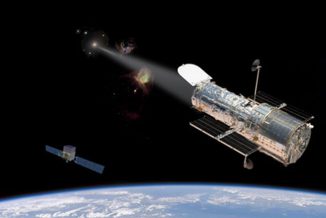Illustration des Hubble Space Telescope bei der Beobachtung ultravioletter Strahlung, die von dem Teilchenjet des aktiven galaktischen Kerns in PKS 1424+240 emittiert wird. Der Satellit unten links stellt das Fermi Gamma-ray Space Telescope dar. (Image composition by Nina McCurdy, component images courtesy of NASA)