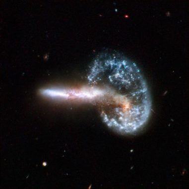 Das verschmelzende Galaxienpaar Arp 148, aufgenommen vom Weltraumteleskop Hubble. (NASA, ESA, the Hubble Heritage Team (STScI / AURA) - ESA / Hubble Collaboration and A. Evans (University of Virginia, Charlottesville / NRAO / Stony Brook University), K. Noll (STScI), and J. Westphal (Caltech))