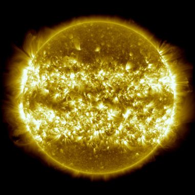 Dieses Kompositbild der Sonne besteht aus 25 Einzelaufnahmen und umfasst den Zeitraum vom 16. April 2012 bis zum 15. April 2013. Es zeigt die Gebiete besonders häufiger Sonnenaktivität in dem Zeitraum. (NASA / SDO / AIA / S. Wiessinger)
