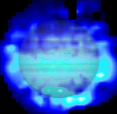 Diese Darstellung basiert auf Daten des Weltraumobservatoriums Herschel und zeigt die Verteilung des Wassers in der Jupiteratmosphäre. Die Daten wurden über eine Aufnahme gelegt, die das Hubble Space Telescope in optischen Wellenlängen gemacht hat. (Water map: ESA / Herschel / T. Cavalié et al.; Jupiter image: NASA / ESA / Reta Beebe (New Mexico State University))