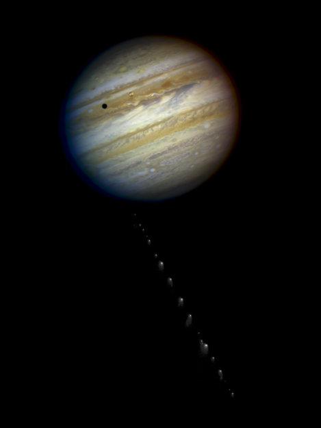 Die Fragmente des Kometen Shoemaker-Levy 9 auf ihrem Weg zum Jupiter. (NASA, ESA, H. Weaver & E. Smith (STScI) and J. Trauger & R. Evans (Jet Propulsion Laboratory))